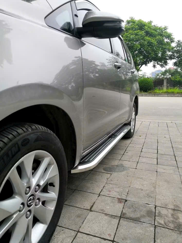 Bậc lên xuống, bệ bước chân cho Toyota INNOVA 2016 - 2022 mới nhất, an toàn, kiểu dáng thể thao